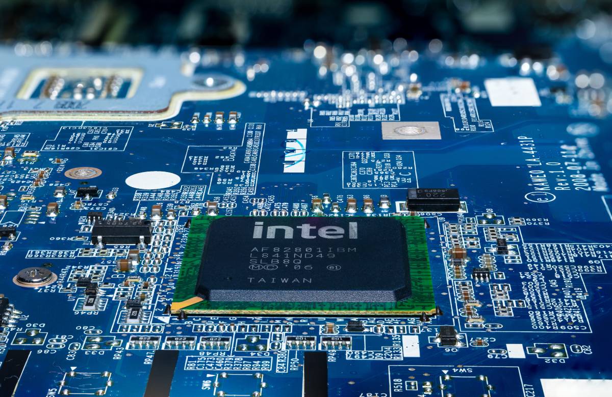 Intel уступила конкуренту AMD долю на рынке серверных чипов
