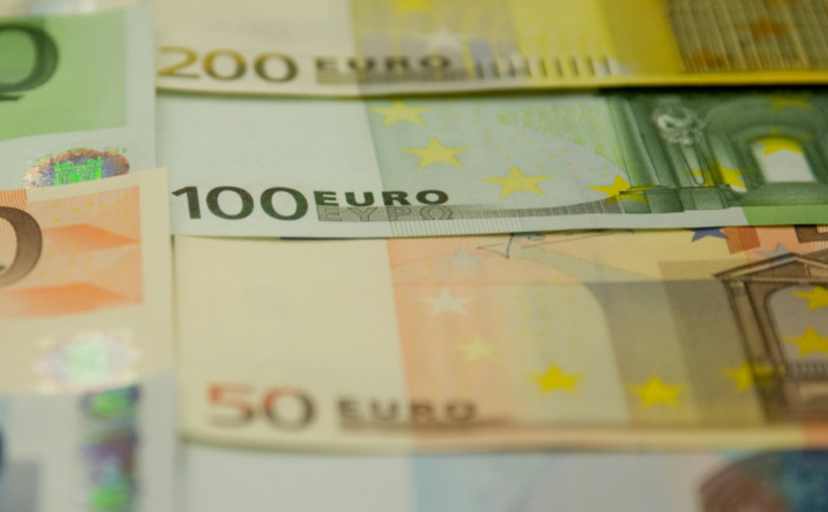 Курс евро впервые за месяц опустился ниже 78 рублей