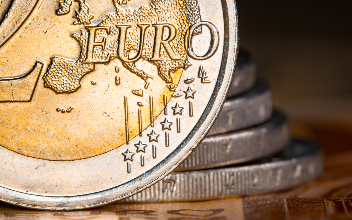 Евро ниже доллара на Мосбирже: почему так произошло и что будет с курсом