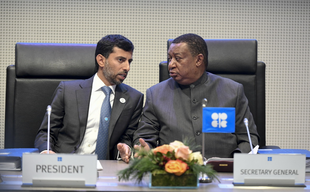 Министры ОПЕК+ договорились снизить добычу нефти. Что это значит