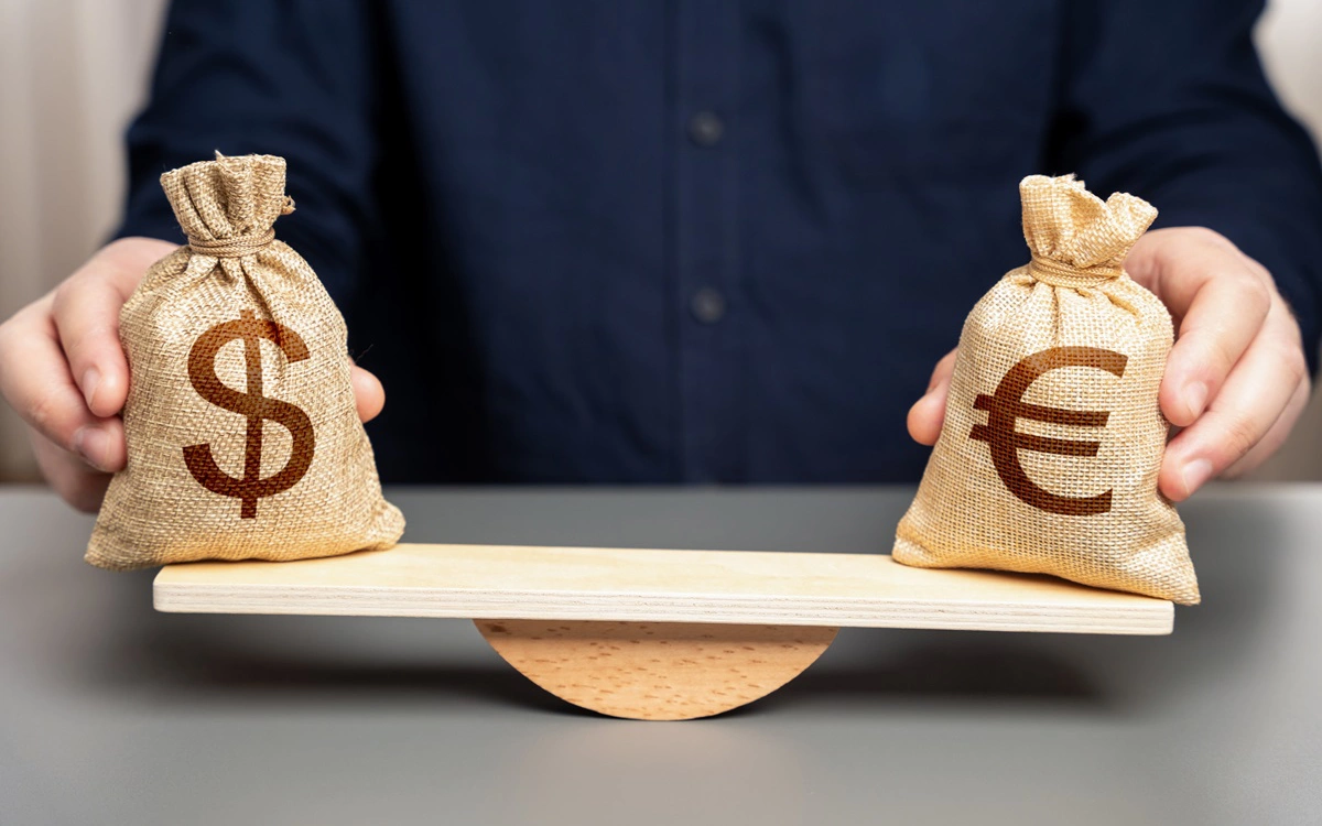 Bloomberg: доллар может сравняться с евро из-за политики ФРС и ЕЦБ