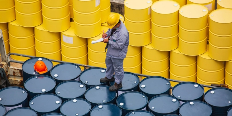 Цена нефти Brent упала ниже $77 за баррель впервые с 12 декабря