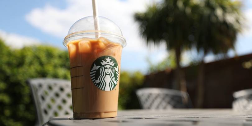 Starbucks повысит зарплаты сотрудников в США на фоне нехватки кадров