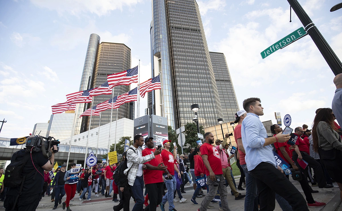 В Детройте бастуют рабочие автозаводов. При чем тут Илон Маск
