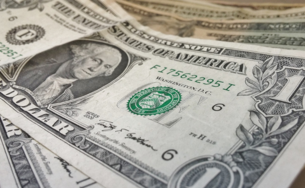 Курс доллара преодолел ₽64. Сможет ли валюта подняться к максимуму года?