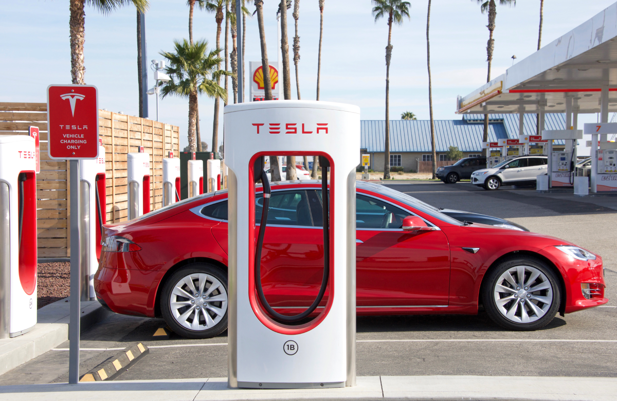 Зарядные станции Tesla станут доступны для электрокаров других марок