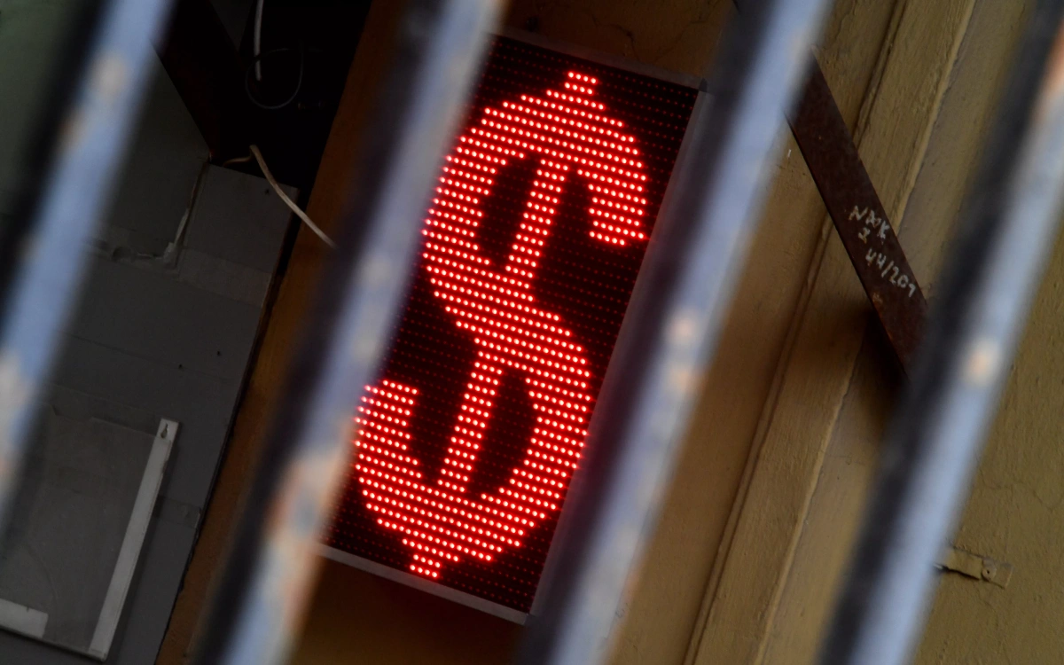 На Мосбирже перестанут принимать доллары в качестве залога по сделкам