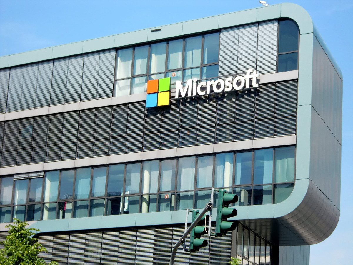 Инвестидея: Microsoft, потому что облачные сервисы двигают акции вверх