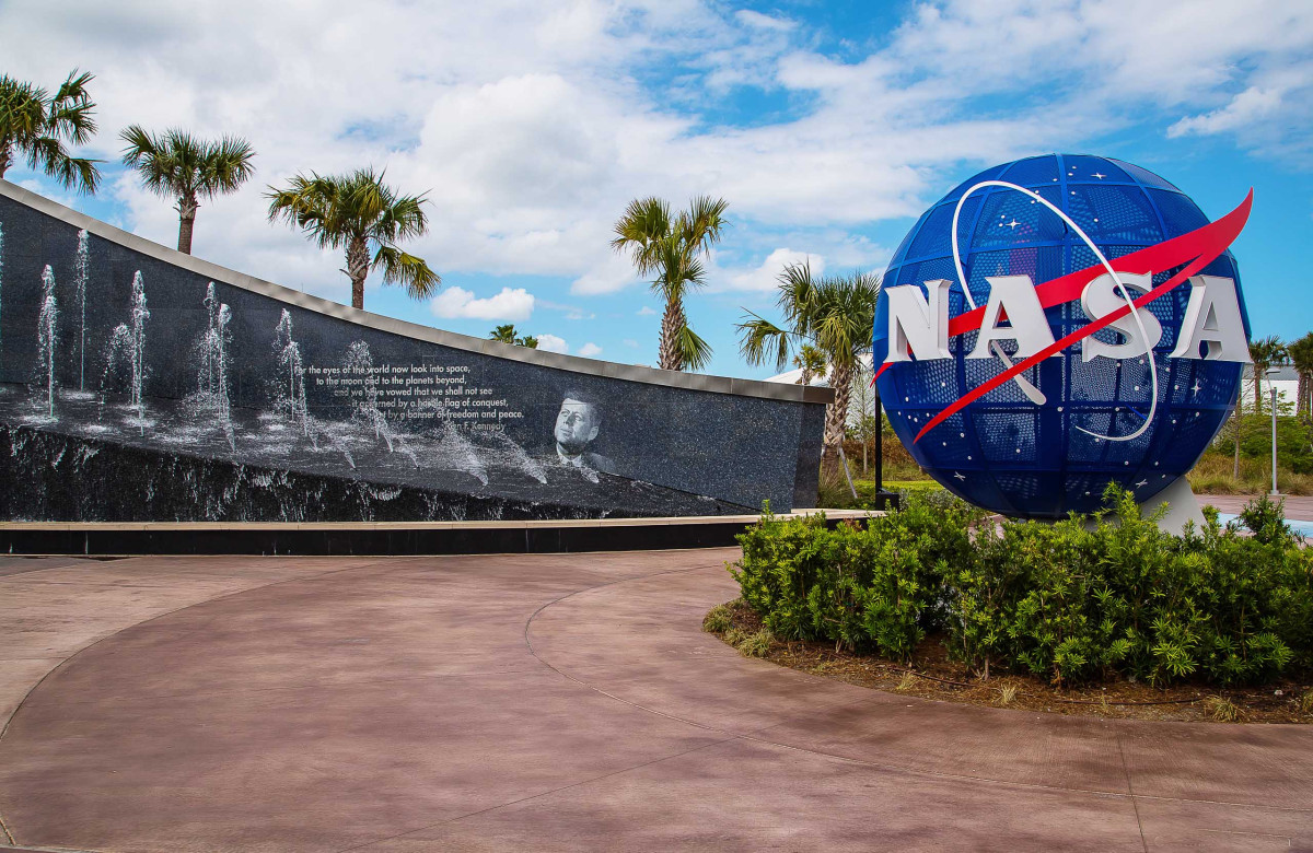 NASA приостановило контракт со SpaceX из-за судебного иска Blue Origin