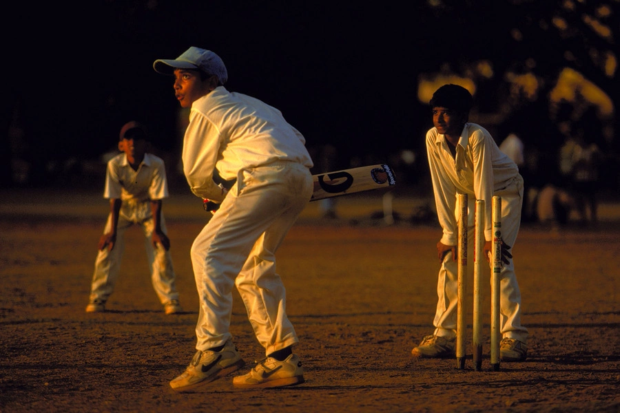 Мальчики играют в крикет в Мумбаи, 23 февраля 2001 года