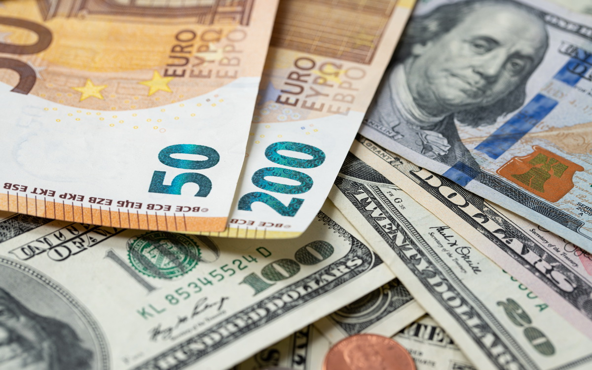 Евро обогнал доллар по оборотам торгов на Мосбирже