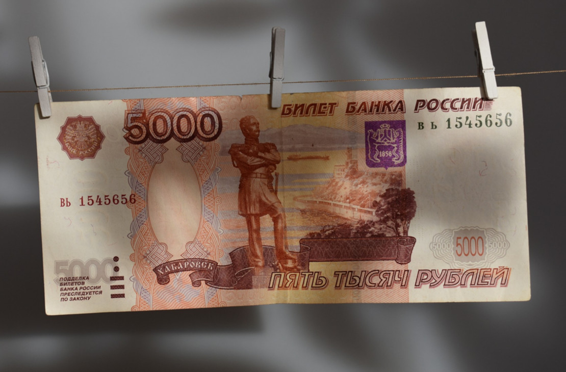 Курс доллара поднялся выше ₽65. Куда теперь пойдет рубль