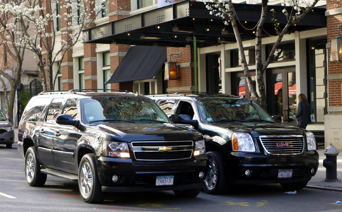 <p>Chevrolet Suburban и GMC Yukon XL на улице в Нью-Йорке. Оба автомобиля выпускает концерн General Motors</p>
