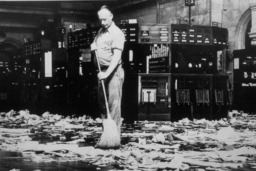 Уборщик подметает торговую площадку Нью-Йоркской фондовой биржи после окончания торгов. Фотография сделана примерно в 1935 году