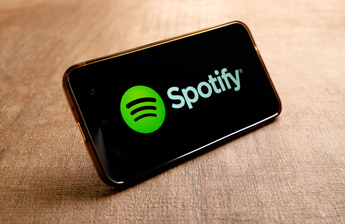 Spotify будет маркировать подкасты с обсуждением COVID-19