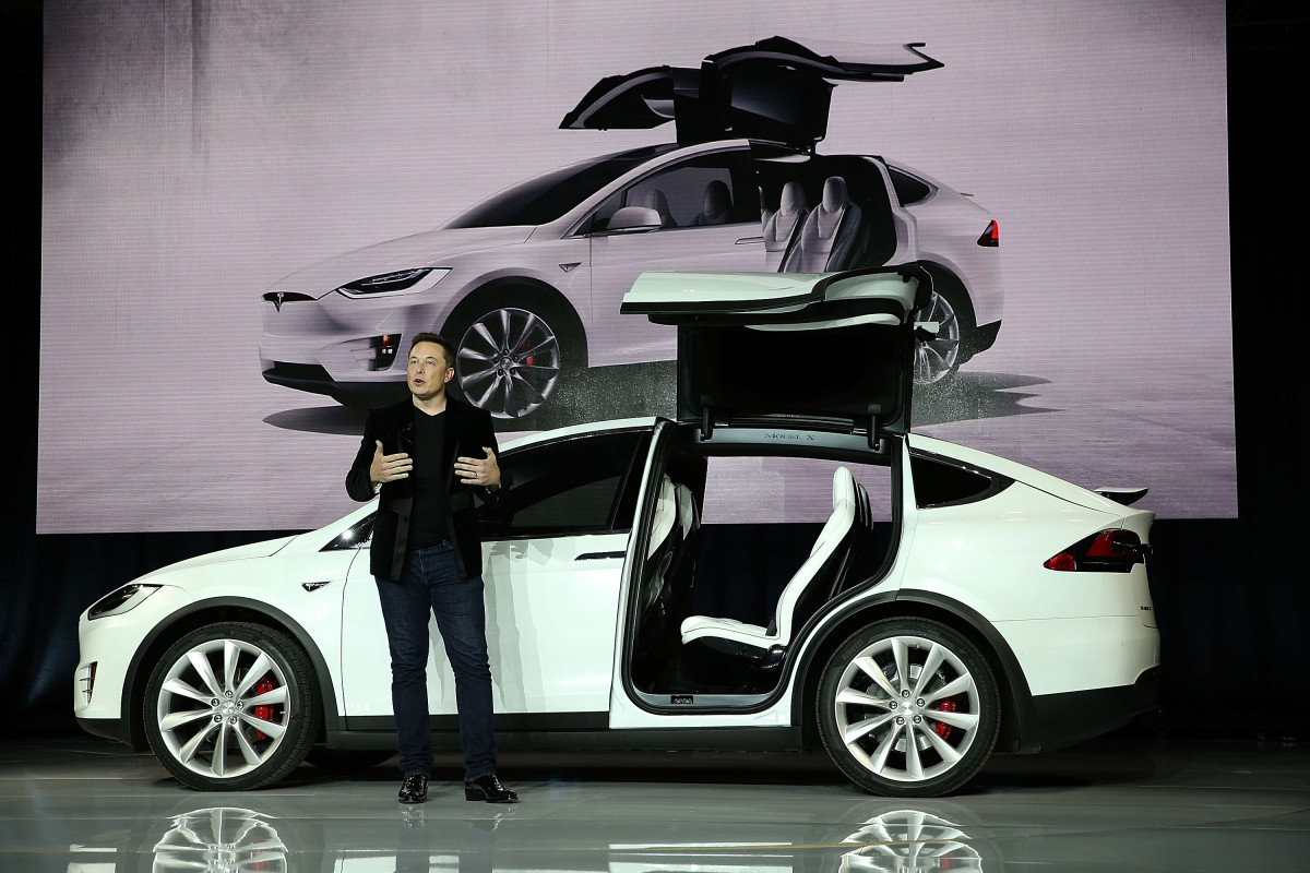 <p>Генеральный директор Tesla Илон Маск выступает во время мероприятия по запуску нового кроссовера Tesla Model X SUV 29 сентября 2015 года во Фримонте, штат Калифорния.</p>