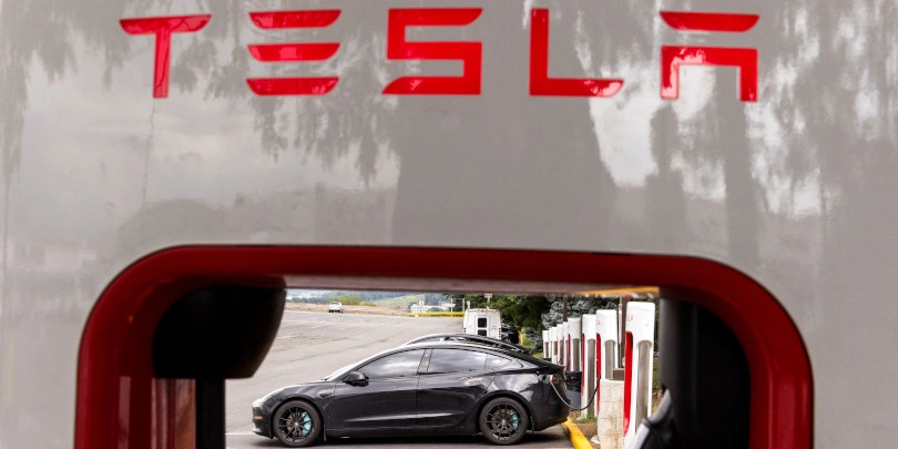 Акции Tesla упали более чем на 8% после отчетности и новостей о роботакси