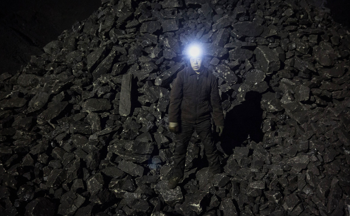 Китай ослабит меры безопасности на угольных шахтах из-за дефицита топлива