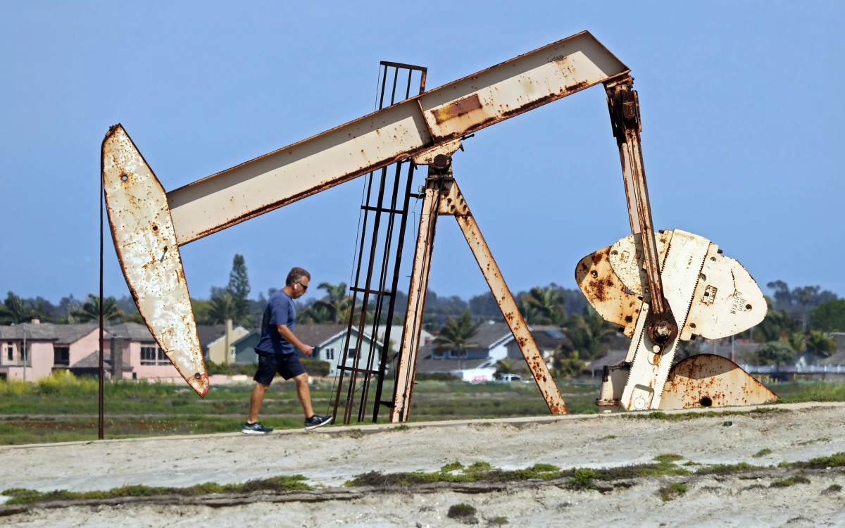 Цена нефти Brent опустилась ниже $90 впервые за две недели