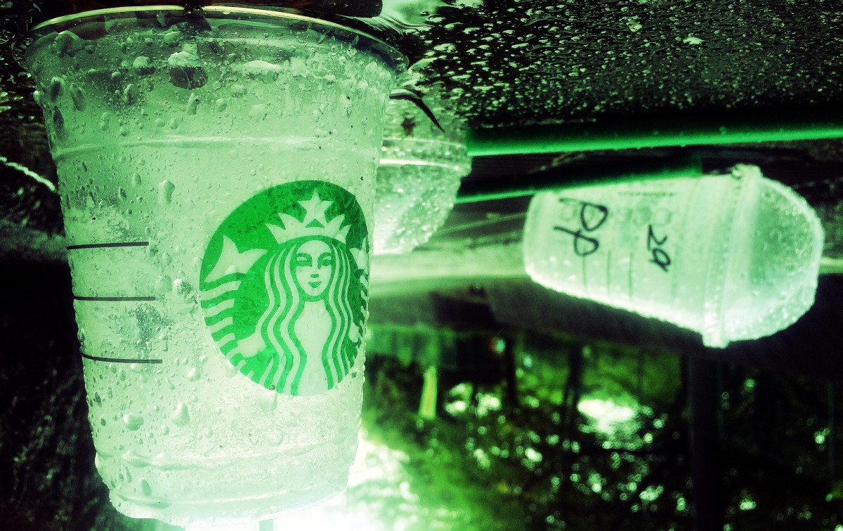 Сеть Starbucks спрогнозировала падение прибыли на 47%. Но ее акции растут