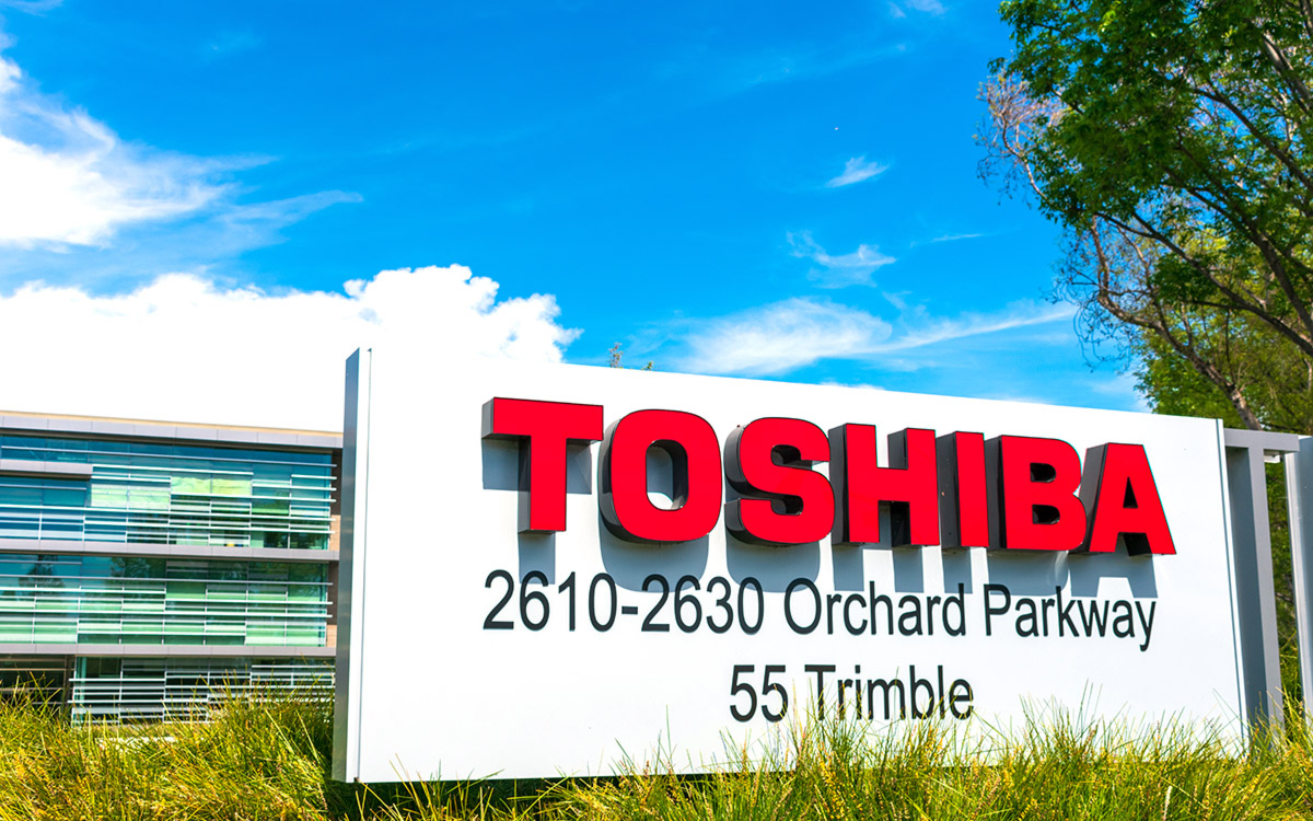 Британский фонд может выкупить Toshiba с биржи. Акции взлетели на 18%
