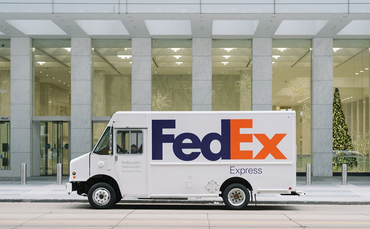 UPS и FedEx приостановили поставки грузов в Россию и Украину