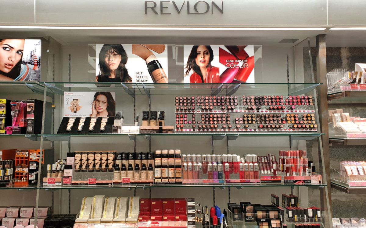 Акции косметического гиганта Revlon выросли на 815% на фоне банкротства