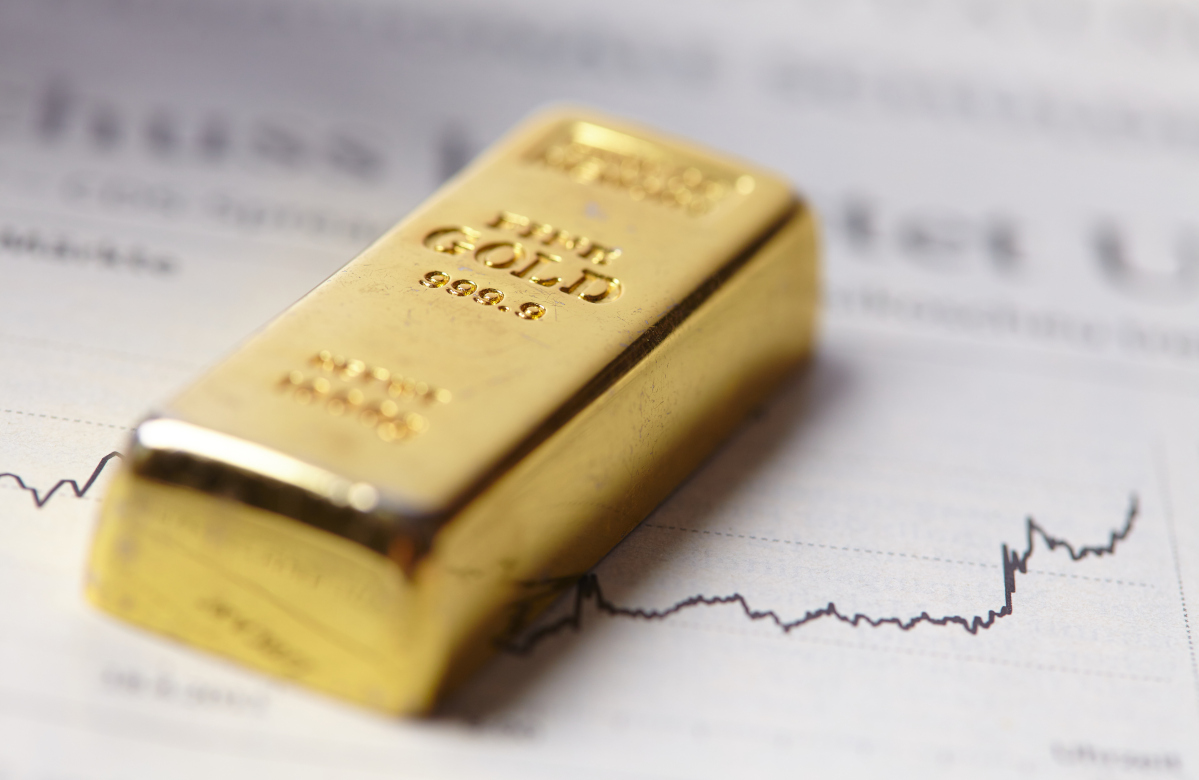 Цена золота опустилась ниже $1750 за унцию впервые с октября 2021-го