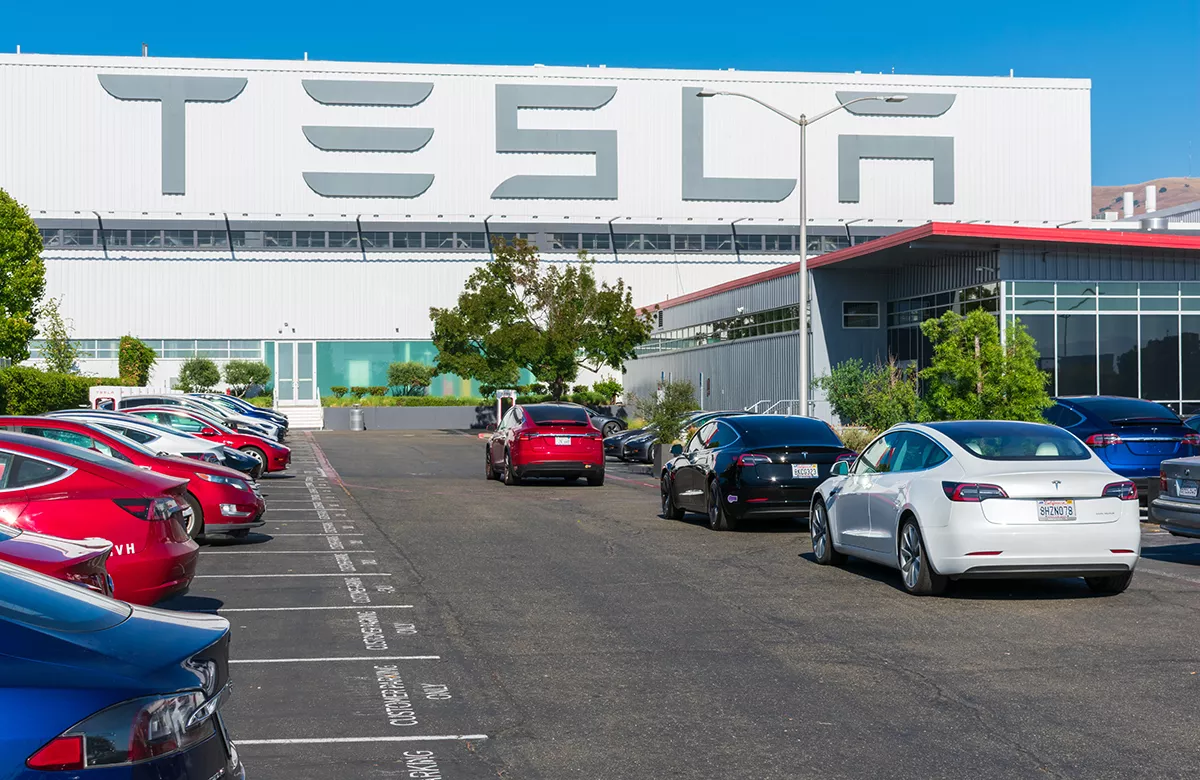 Tesla планирует открыть завод по производству электрокаров в Канаде