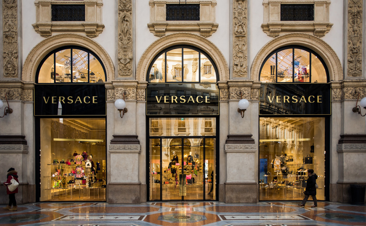 Владелец бренда Versace сообщил о росте квартальной выручки почти на 25%