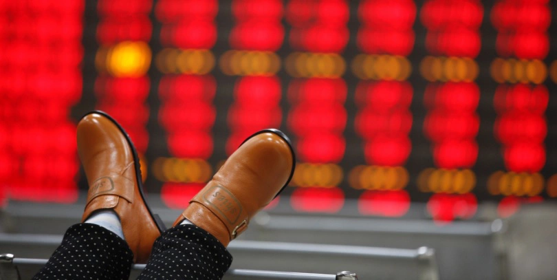 Слабые экономические данные вызвали распродажу на рынке акций Китая