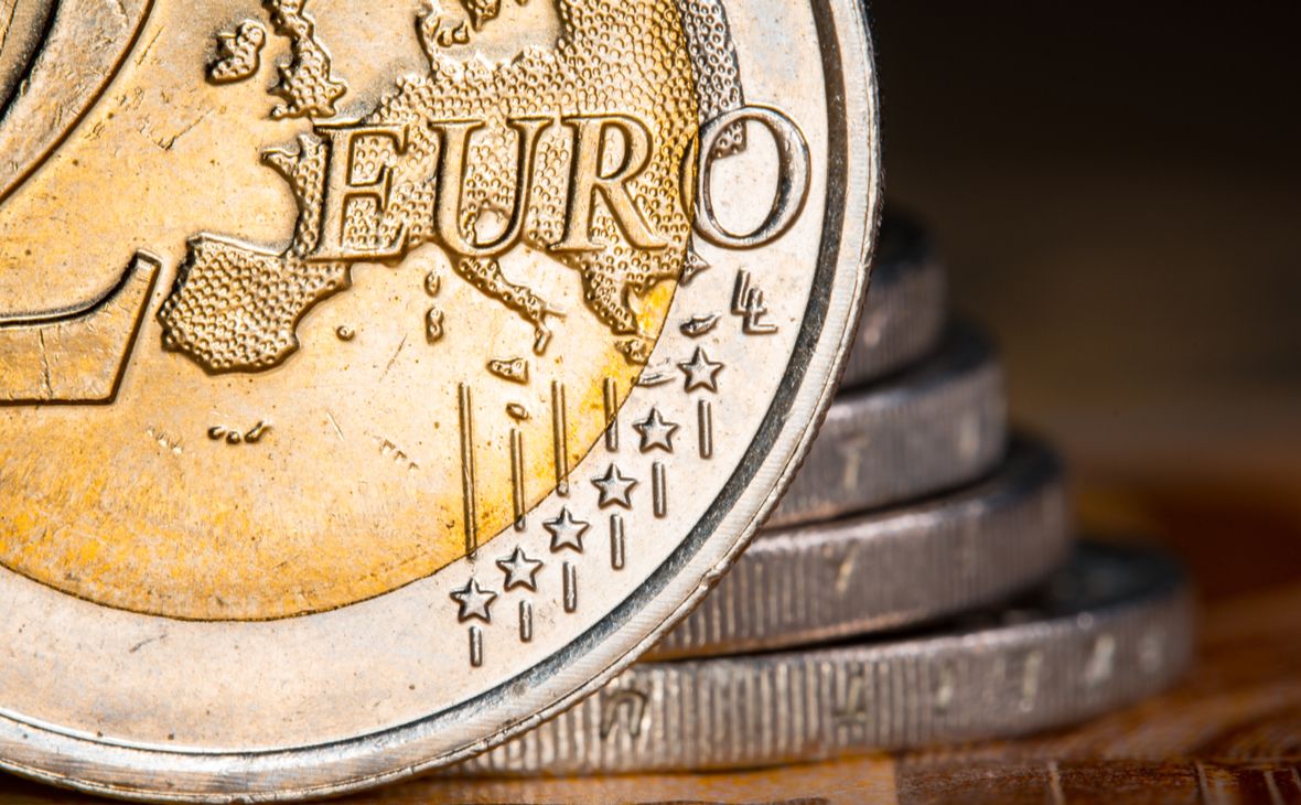 Евро обогнал по популярности доллар впервые за семь лет