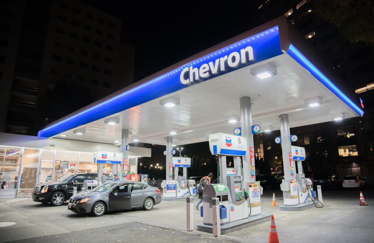 Чистая прибыль Chevron увеличилась более чем в четыре раза за квартал