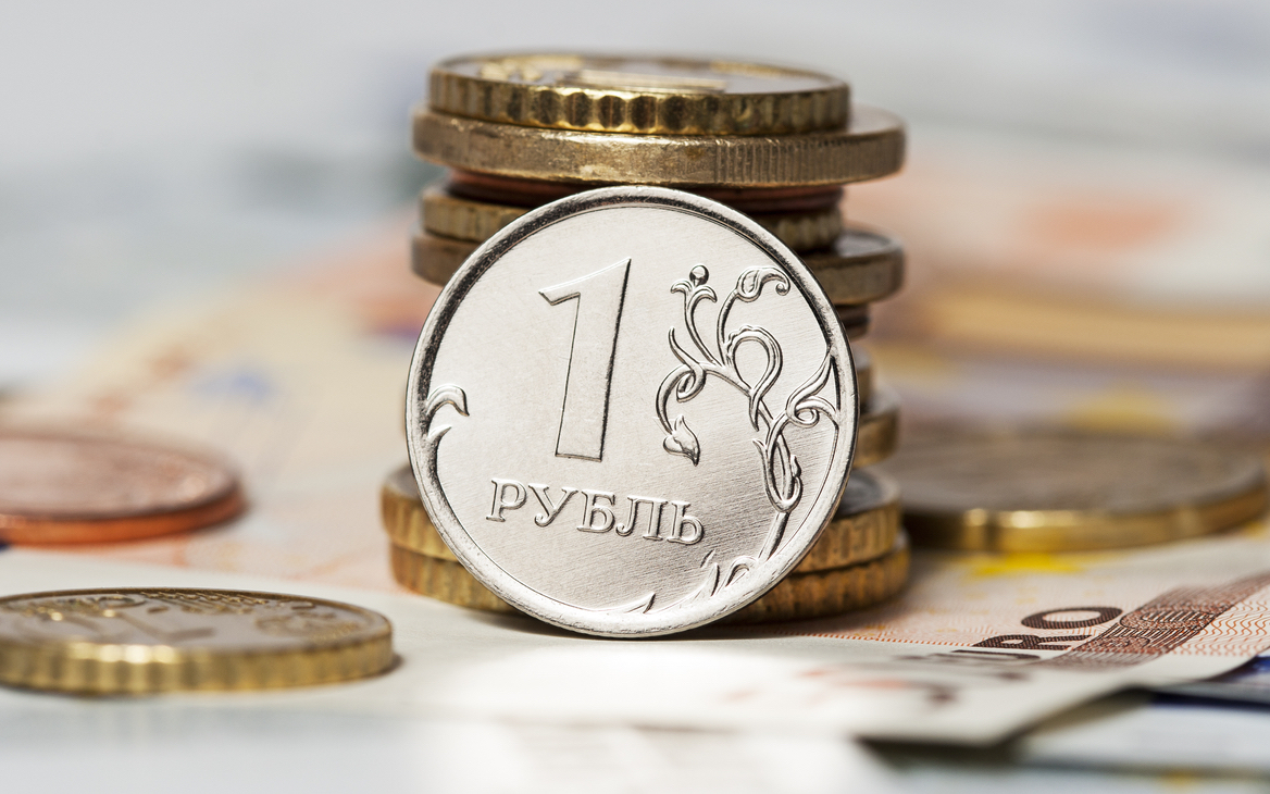 Рубль ослаб до минимума с 12 июля из-за падающей нефти и бегства от риска