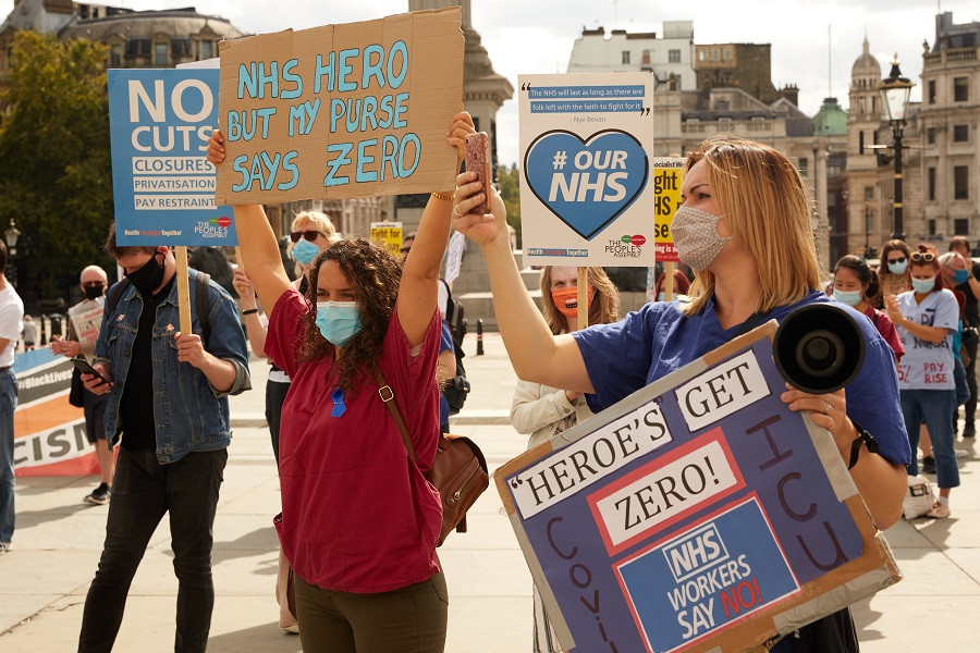 Британские медики протестуют в Лондоне, 2020 год. Они выступают за более высокую зарплату из-за трудностей, с которыми они столкнулись при лечении пациентов с коронавирусом