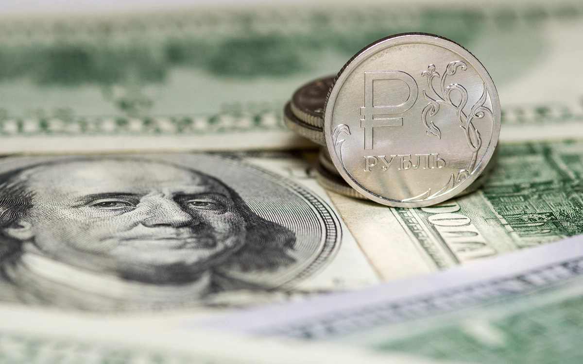 Курс доллара впервые в ноябре упал ниже ₽92