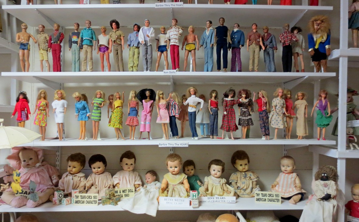 <p>Куклы производства компании Mattel. Barbie и Betsy Wetsy</p>

