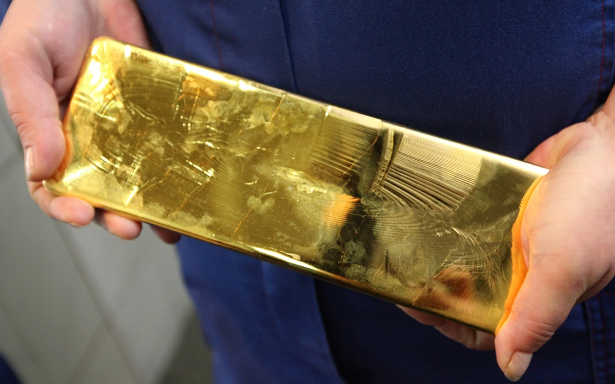 Цены на золото упали до минимума за 15 месяцев