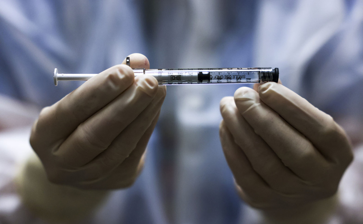 Главный инфекционист США согласился с решением FDA по 3-й дозе вакцины