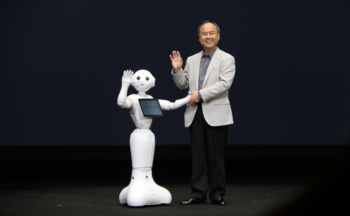 Робот Pepper, разработанный компанией SoftBank, и глава компании Масаёси Сон