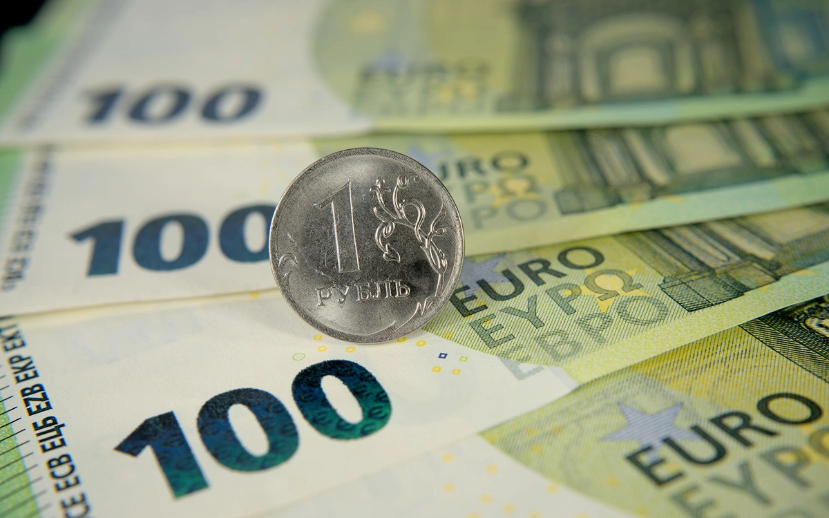 Курс евро опустился ниже ₽99 впервые с 15 февраля