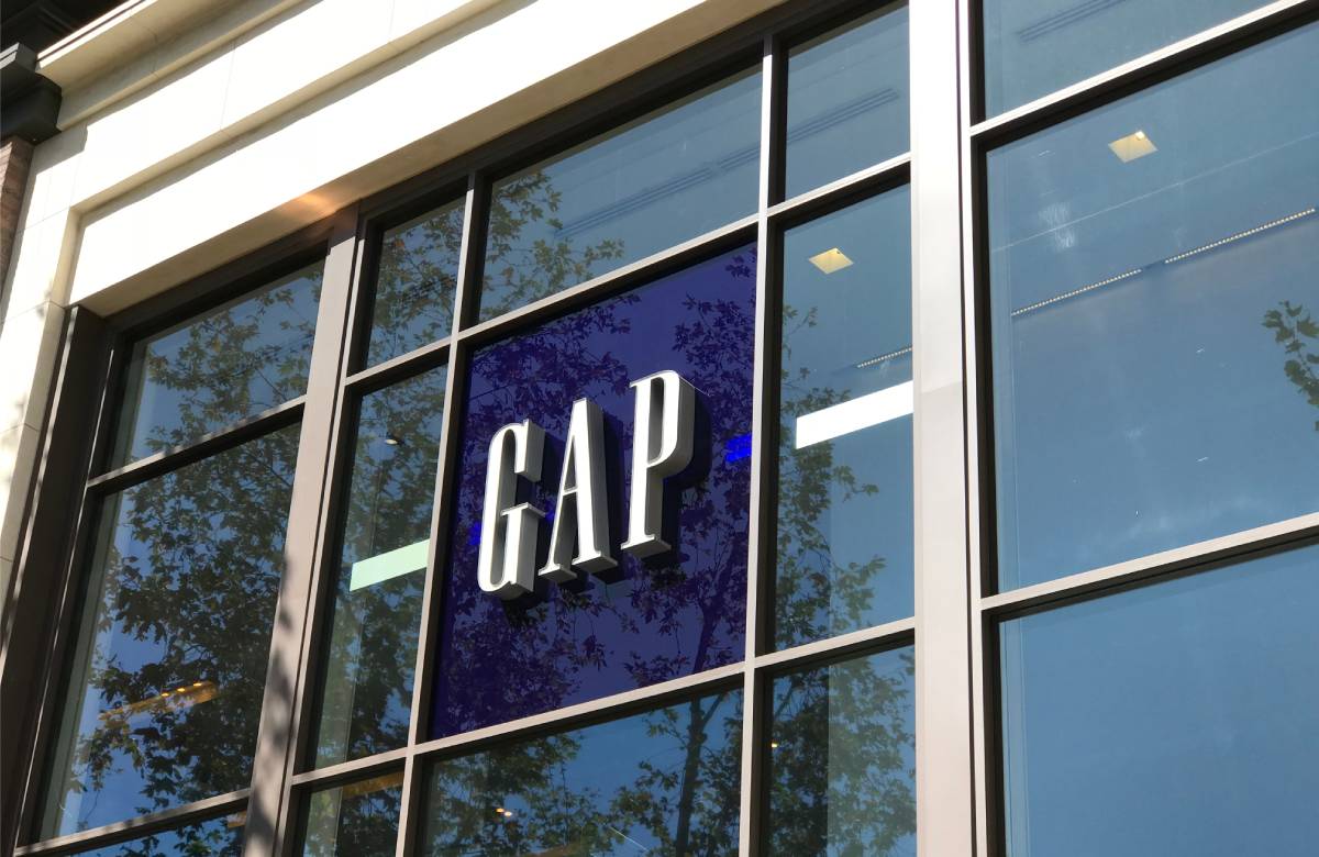 Акции Gap упали на 8% после объявления об уходе гендиректора