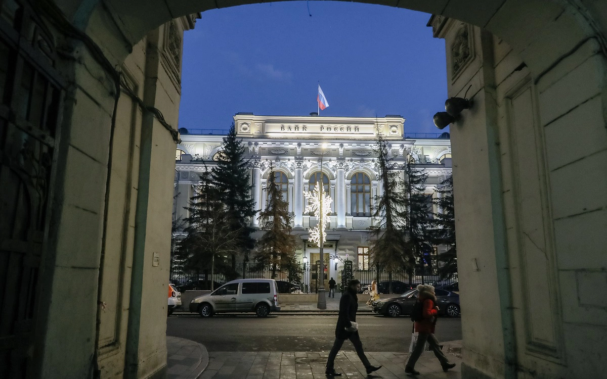 Россияне стали почти в 7 раз меньше жаловаться на санкции в Банк России
