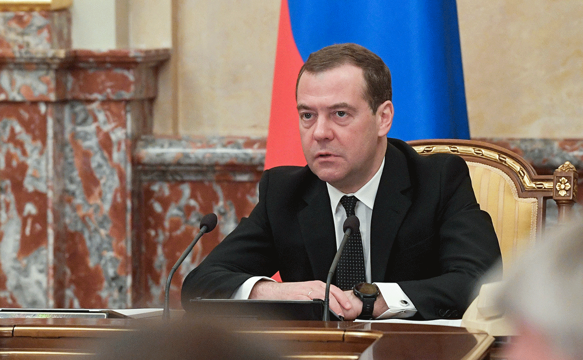 Медведев глава цб. Чуйченко Медведева. Медведев подписывает ракету.