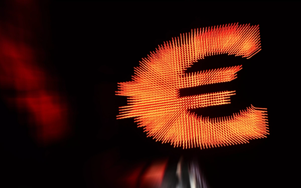 Курс евро к доллару достиг нового минимума за два десятилетия