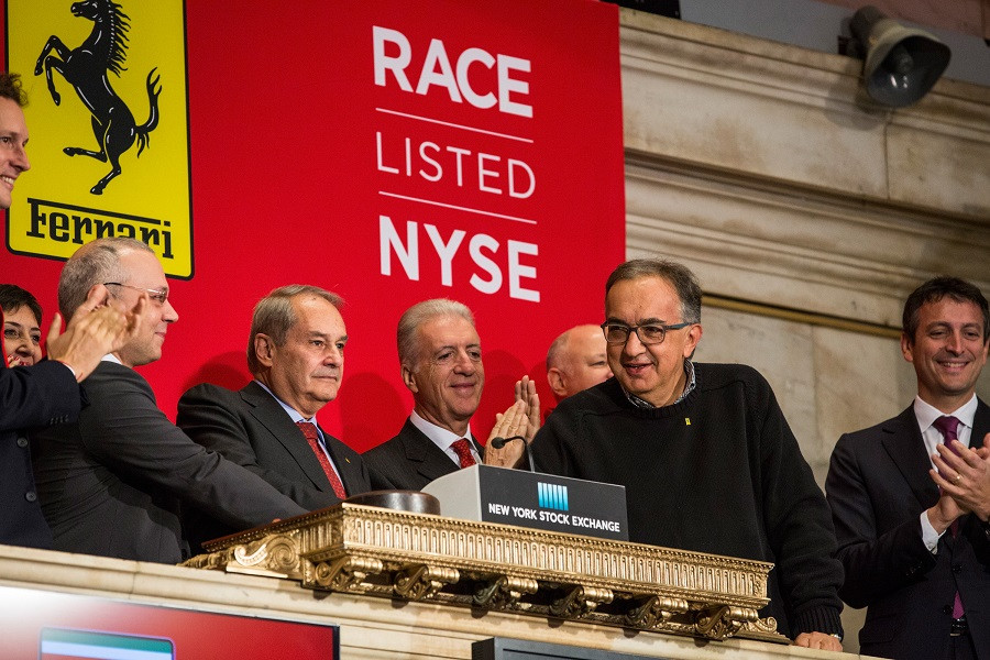Руководители Fiat Chrysler Automobiles и автомобильной компании Ferrari, в том числе Пьеро Феррари и Серджио Маркионне, звонят в колокол на Нью-Йоркской фондовой бирже по случаю IPO Ferrari, 21 октября 2015 года
