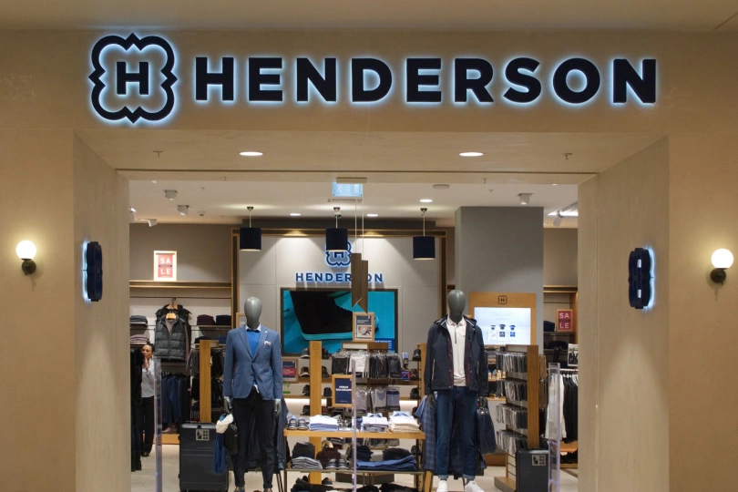 привлек в ходе IPO на Мосбирже ретейлер мужской одежды Henderson