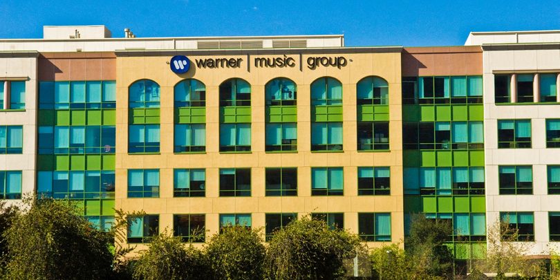 Акции Warner Music Леонарда Блаватника подскочили на 15% в ходе IPO