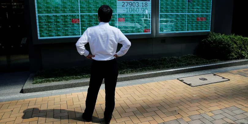Гонконгский рынок акций показал самое большое месячное падение за 14 лет