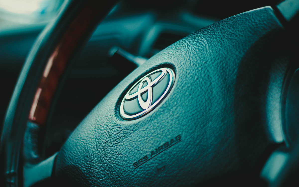 Toyota повысила прогноз прибыли на 54%. Акции выросли до пика за пять лет